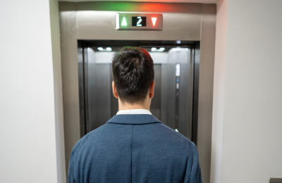 有些公司把AI普及给所有人，这位CEO却反其道而行之
